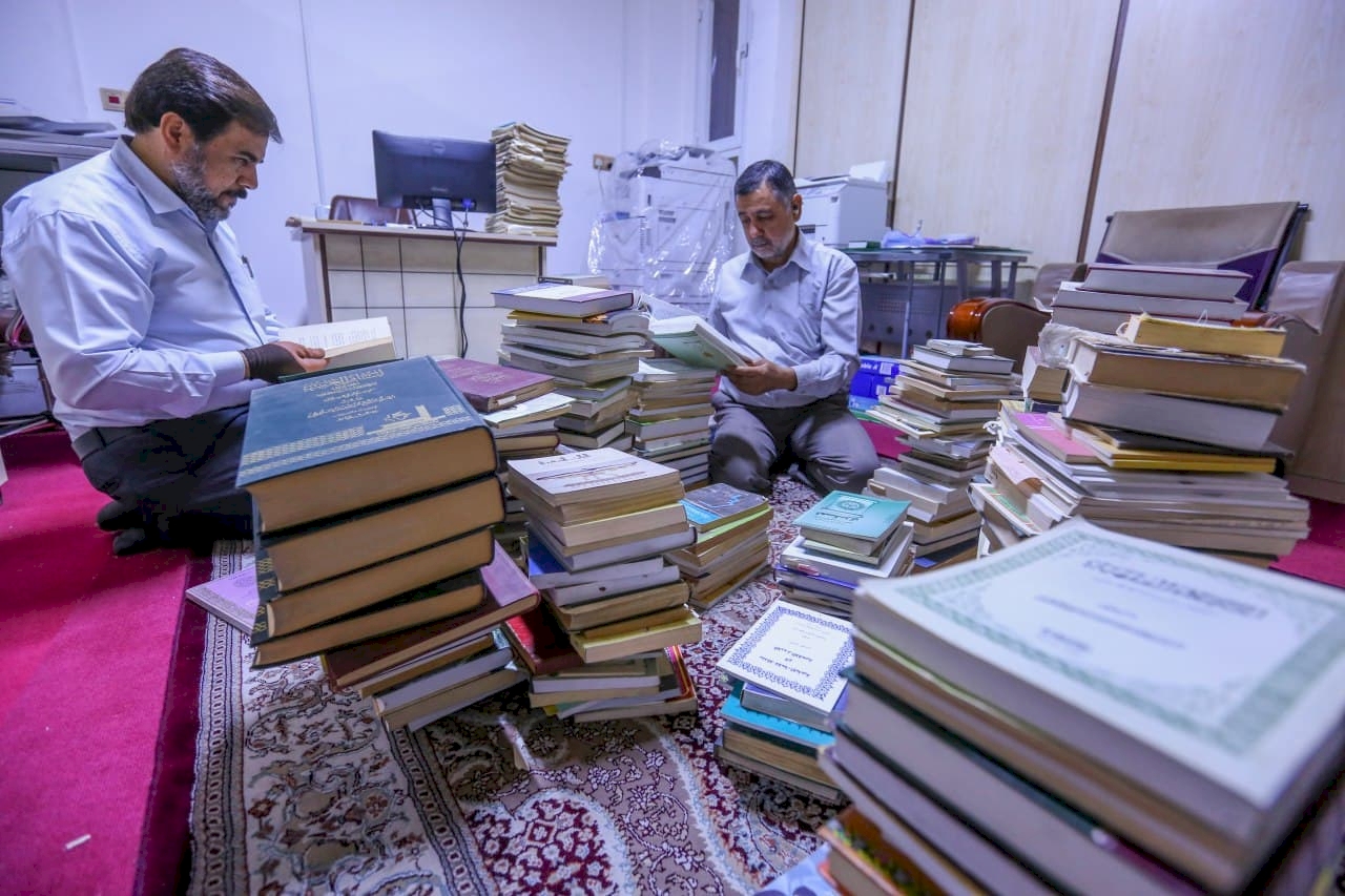 مركز تراث البصرة يتسلمَّ مجموعة من الاصدارات المهمة من  الحاج الشيخ قاسم القريني .