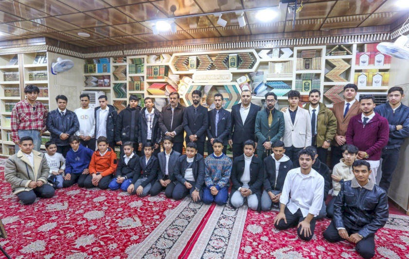 مركزُ تراثِ البصرةِ يستقبلُ وفداً من أساتذةِ وطلبةِ ثانويةِ الصِّراط القويم للبنين