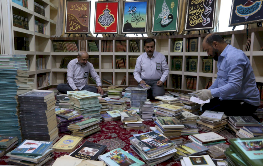 مكتبة مركز تراث البصرة تتسلم الوجبة الأولى من مكتبة الأديب البصري الراحل (علي انكيل)