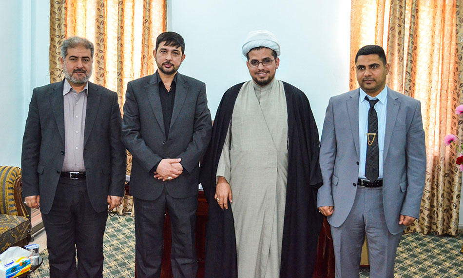 زار وفد مركز تراث الحلة المتمثل بالشيخ صادق الخويلدي والدكتور قاسم رحيم حسن السلطاني كلية الإمام الكاظم (عليه السلام)