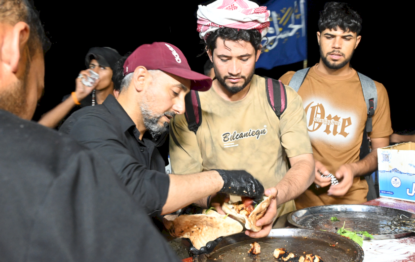 منذ الصباح وحتى المساء... موكب (جنوب الولاء لحامل اللواء) يواصل عطاءه لزائري الإمام الحسين (عليه السلام)