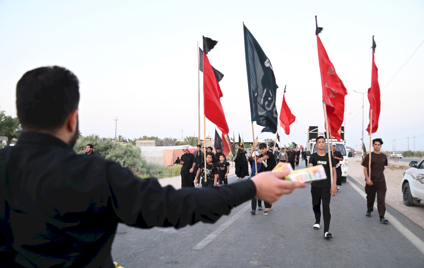 من ذي قار إلى كربلاء.. قسم المعارف يقدم خدماته لزائري الأربعين على طول خط مسيرهم