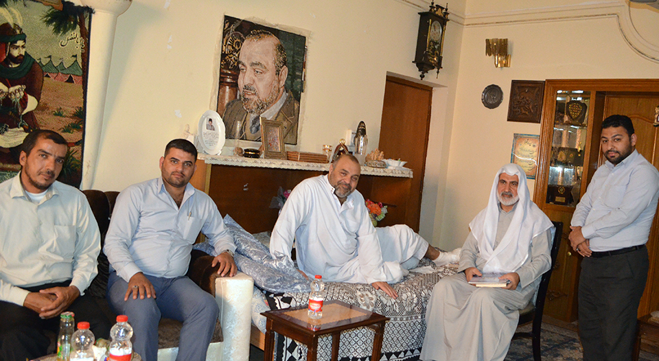 وفدٌ من مركز تراث كربلاء يزور السيد علاء ضياء الدين للإطمئنان على حالته الصحية