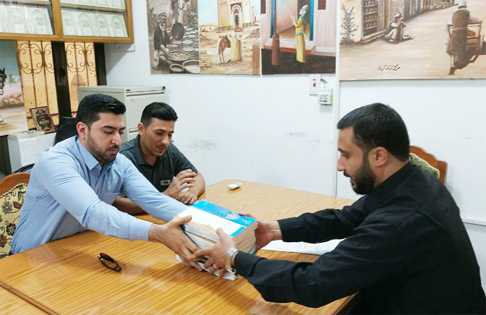 مركز كربلاء للدراسات والبحوث يهدي آخر إصداراته لمكتبة مركز تراث كربلاء