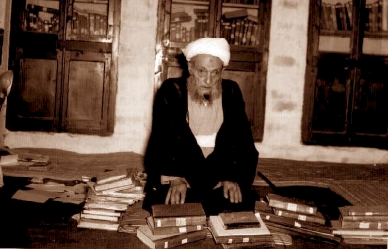 صاحب الذريعة بلسان معاصريه