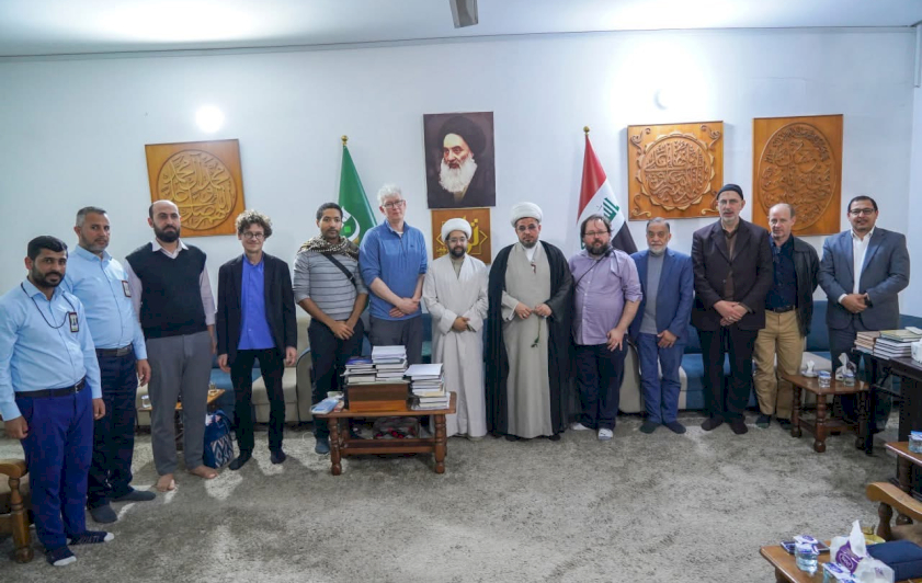 على هامشِ ألفيَّةِ النجفِ.. مركزُ تراثِ الحلّةِ يستقبلُ وفدًا أجنبيًّا