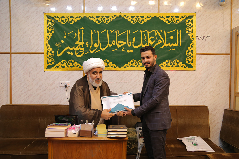 قسم المعارف الإسلامية والانسانية يوزع اصداراته الجديدة