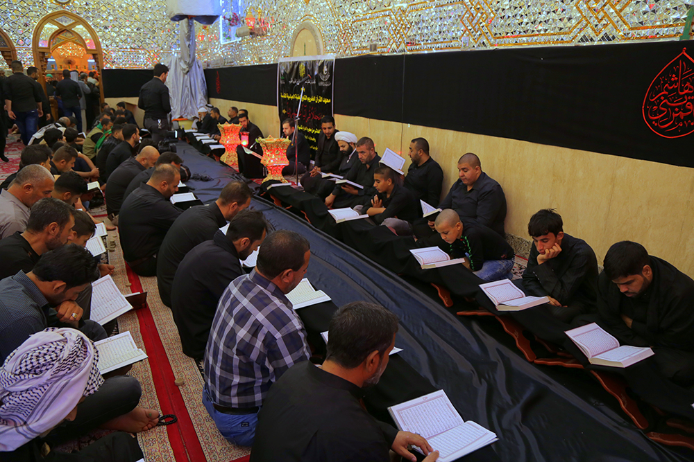 معهد القرآن الكريم للرجال يقيم محفلا ً قرآنيا ً عاشورائيا ً في مقام صاحب الزمان عجل الله فرجه الشريف