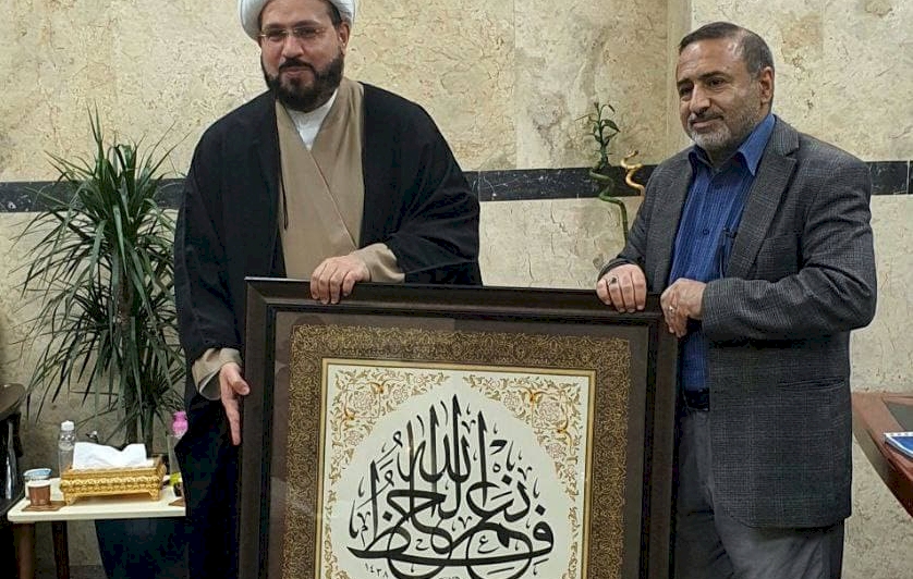 القزّازُ يُقدّم هديةً للعتبةِ العبّاسيّةِ المُقدّسةِ