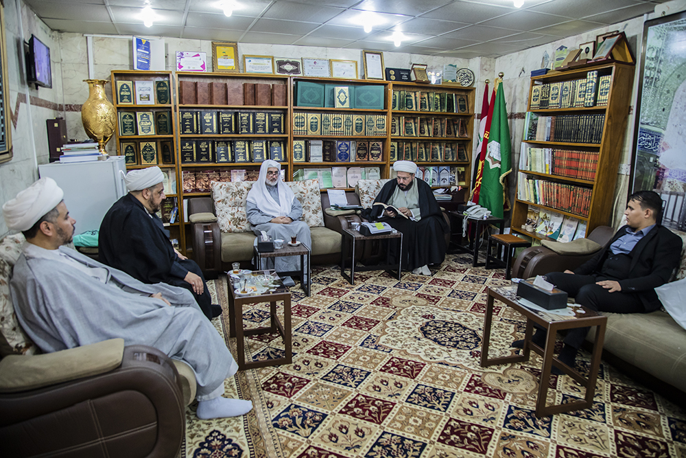 وفد من شعبة إحياء التراث والتحقيق في العتبة العلوية المقدسة يزور قسم شؤون المعارف الإسلامية والإنسانية