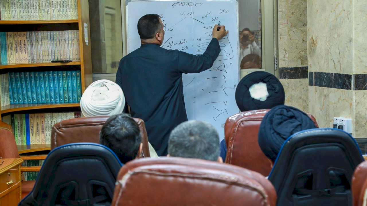 قسمُ المعارفِ يُنظِّمُ دورةً حولَ كيفيةِ كتابةِ تراجمِ العلماءِ