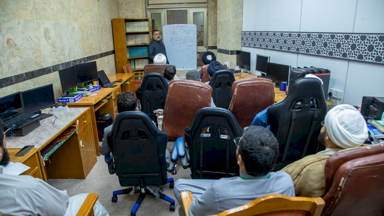 قسمُ المعارفِ يُنظِّمُ دورةً حولَ كيفيةِ كتابةِ تراجمِ العلماءِ