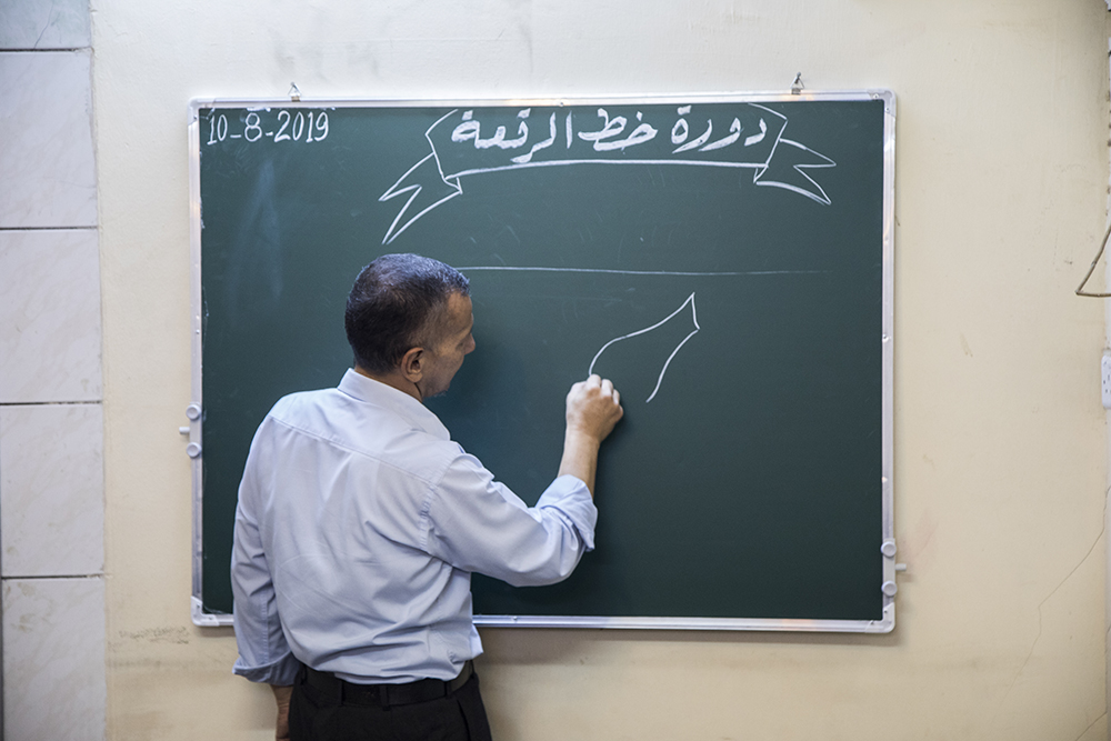 قسم شؤون المعارف الإسلامية والإنسانية يقيم دورة في الخط العربي