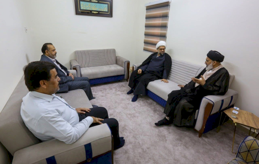 تعزيزًا للتعاون العلمي والثقافي.. وفدُ مركزِ تراثِ البصرةِ يزورُ مدرسةَ الفضيلِ بن يسارٍ البصريّ