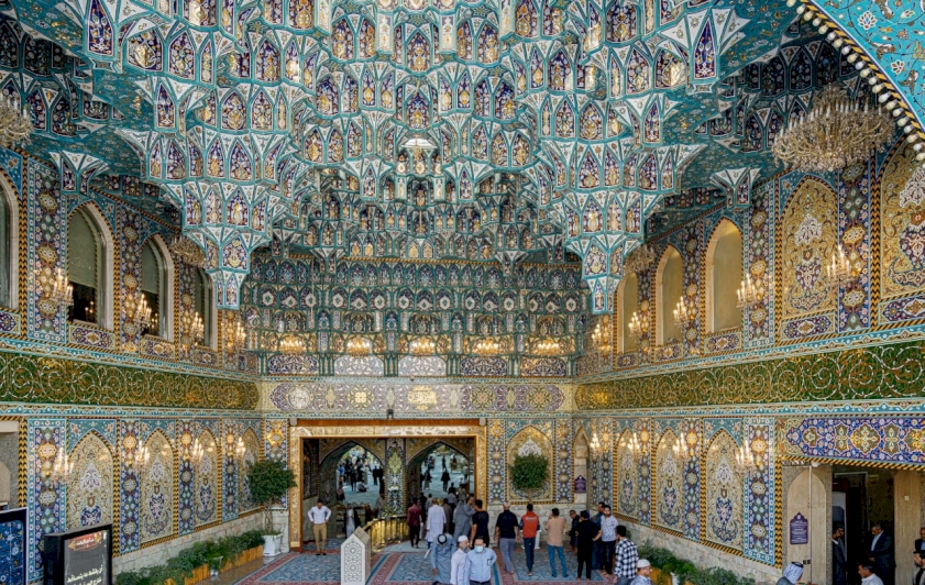 تقرير مصّور عن جمالية الزخارف والنقوش الإسلاميّة والإبداع العمرانيّ في باب الإمام الحسن -عليه السّلام- أحد أبواب العتبة العبّاسيّة المُقدّسة
